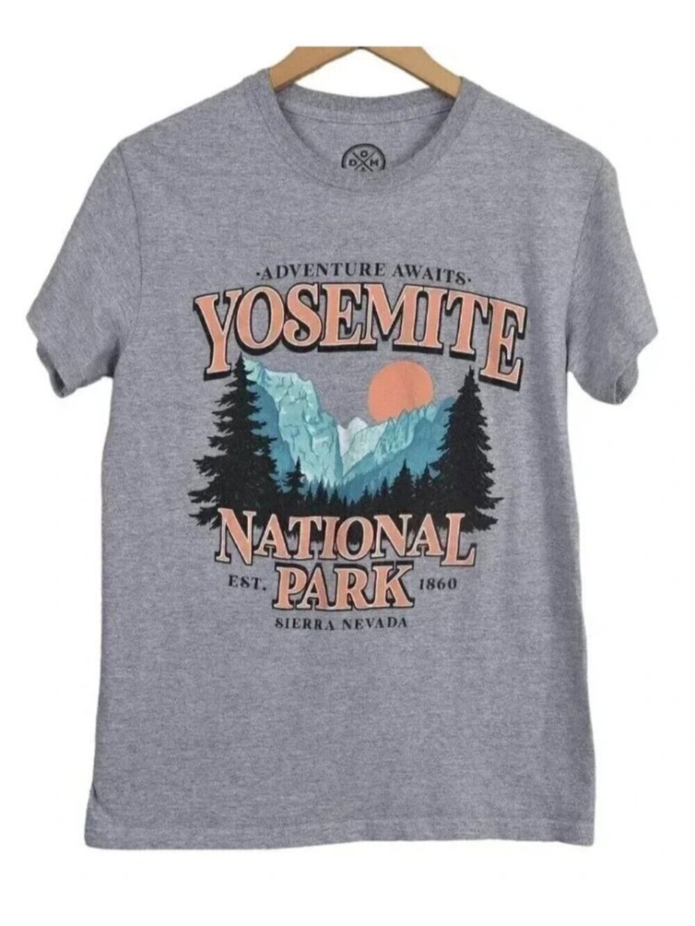 DOM Yosemite Nation Parks Graphic T-Shirt Adventure Awaits  Gray Size Small